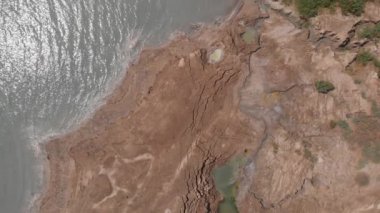 Ölü deniz kıyısı ve bataklık havadan görünüyor. İsrail 'deki ölü deniz kıyısı subatanı ve bitki örtüsü üzerinde uçuyorlar.