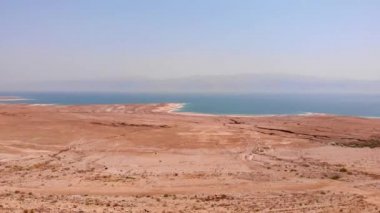Büyük Çukur Krateri ve Ölü Deniz Havacılık Manzarası. Ölü deniz manzarası ve İsrail 'deki subatanlar üzerinde uçuş