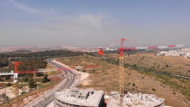 モディン市のクレーンと建設現場 イスラエルの旧市街の空中ドローンビュー — ストック動画