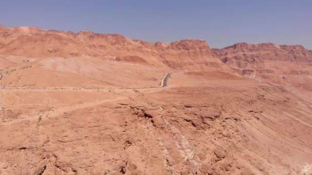 砂漠や死んだ海の中の道路空中ビュー イスラエルの死海で砂漠と道路を飛び越える — ストック動画