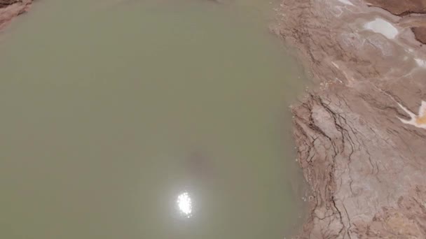 イスラエルの死海景観と陥没穴の空中ビュー 死んだ海の風景と陥没穴の上の飛行イスラエル — ストック動画