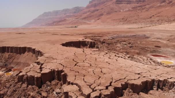 死海の風景と陥没穴の空中ドローンの眺め イスラエルの死海の風景と陥没穴への飛行 — ストック動画