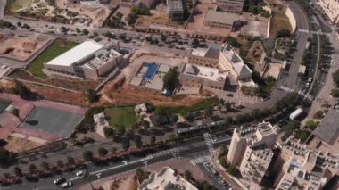 İsrail 'deki Givat Shaul Mahallesi ve Akort Köprüsü' nün hava yolu manzarası