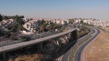 Kudüs Trafik Köprüsü Hava Sahası. Pisgat Zeev Kuzey Kudüs 'te trafiğin üzerinde uçuyor. 