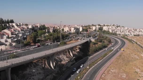 耶路撒冷交通桥梁空中景观 飞越Pisgat Zeev北耶路撒冷的交通 — 图库视频影像