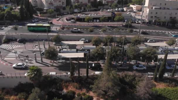 エルサレムの軽便鉄道駅空中ビュー ピスガッツェフエルサレムのライトレールの上にドローン — ストック動画