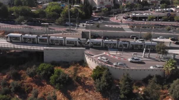 Train léger à Jérusalem Vue aérienne. Drone sur le rail léger dans pisgat zeev Jérusalem