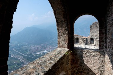 San Michele della Chiusa Manastırı (ayrıca Sagra di San Michele olarak da bilinir), Val di Susa 'nın girişinde Pirchiriano Dağı' nın zirvesinde bulunan bir mimari komplekstir.
