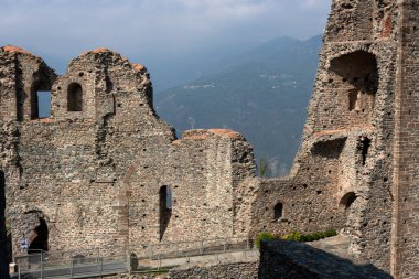 San Michele della Chiusa Manastırı (ayrıca Sagra di San Michele olarak da bilinir), Val di Susa 'nın girişinde Pirchiriano Dağı' nın zirvesinde bulunan bir mimari komplekstir.
