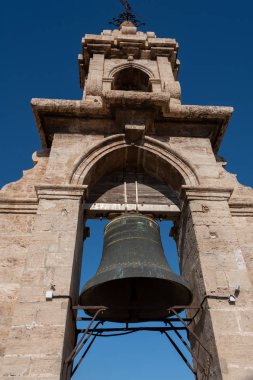 Messina Katedrali, cephesi ve büyük meydandaki çan kulesi.