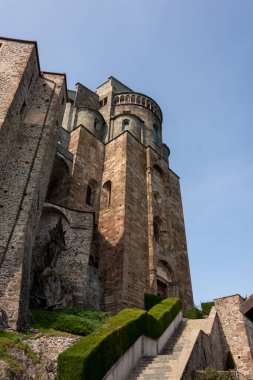 San Michele della Chiusa Manastırı (ayrıca Sagra di San Michele olarak da bilinir), Val di Susa 'nın girişinde Pirchiriano Dağı' nın zirvesinde bulunan bir mimari komplekstir.