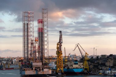 Bağlı gemilerle gün batımı limanı