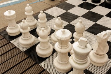 Satranç oyunu için yayalar satranç tahtasına yerleştirildi