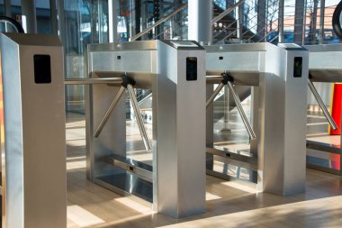 Turnike, her seferinde bir kişinin geçmesine izin veren bir kontrol sistemidir.