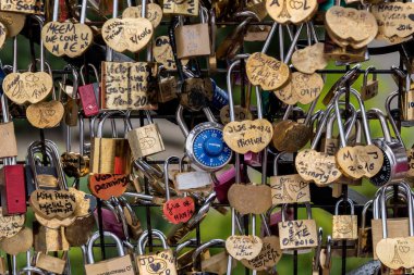 Asma kilit çağında aşk