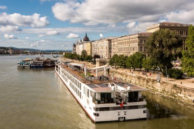 Budapeşte 'de Tuna' da feribotlu bir panorama