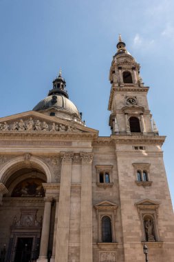 Gökyüzü ile arka planda kilise ve çan kulesi olan mimari yapı