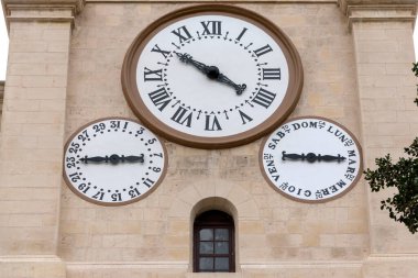 Kilisenin ön cephesinde duvar saati