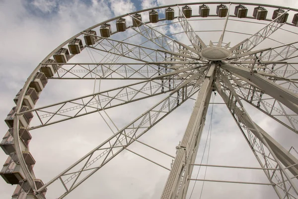 Paris 'teki Place de la Concorde' daki büyük dönme dolap.