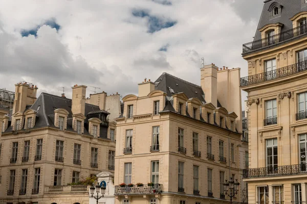 Панорама Парижа Небом Хмарами — стокове фото
