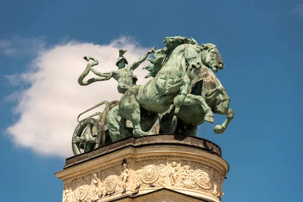 Statua Figura Con Cielo Nuvole Sfondo — Foto Stock