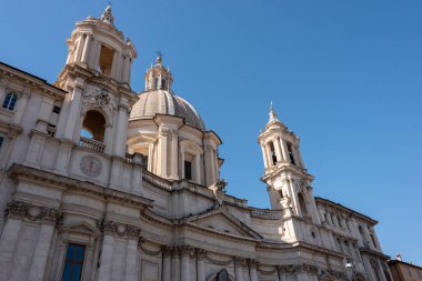 Roma 'daki Navona Meydanı' ndaki anıtlar ve heykeller.