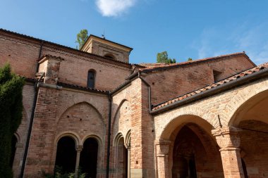 Santa Maria di Vezzolano manastırı, Piedmont 'un en önemli ortaçağ anıtları arasında, Romanesk ve Gotik tarzda dini bir binadır.