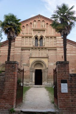 Santa Maria di Vezzolano manastırı, Piedmont 'un en önemli ortaçağ anıtları arasında, Romanesk ve Gotik tarzda dini bir binadır.