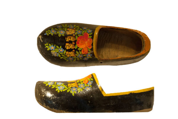 старые туфли изолированы на белом фоне 