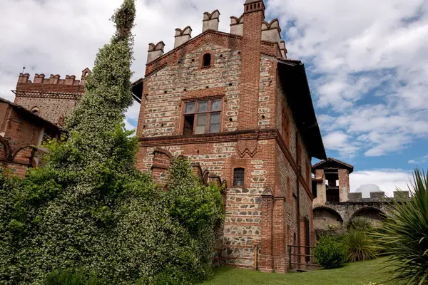 San Marino Şatosu, dünyanın merkezinde bir ortaçağ şatosu, San Marino 'nun merkezinde en eski şatolardan birinde yer alıyor.