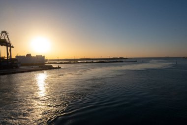 Gün batımında Valencia İspanya Limanı manzarası