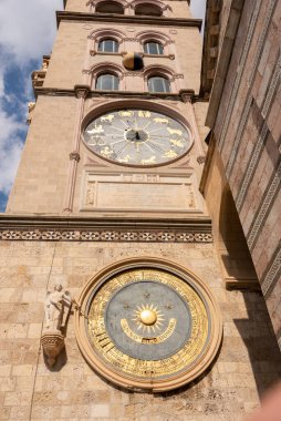 Messina Katedrali, cephesi ve büyük meydandaki çan kulesi.