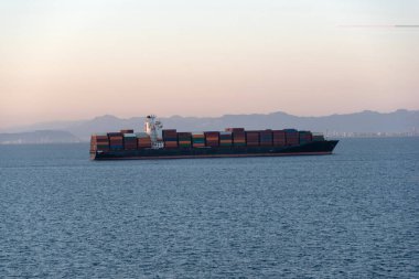 Akdeniz 'de mal nakli için ticaret gemisi.