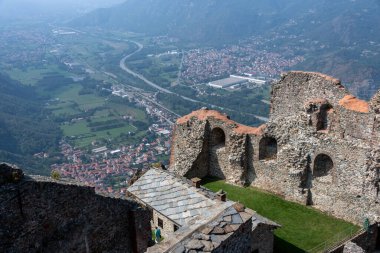 San Michele della Chiusa Manastırı (ayrıca Sagra di San Michele olarak da bilinir), Val di Susa 'nın girişinde Pirchiriano Dağı' nın zirvesinde bulunan bir mimari komplekstir.
