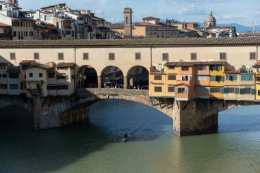 Floransa Toskana 'daki eski köprüden panoramik manzara