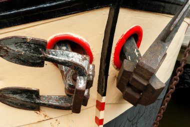 Teknedeki çapa, bir su kütlesinin altında belirli bir noktada bir tekne ya da deniz uçağı tutmak için kullanılan ağır bir nesnedir.