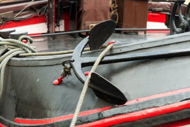 Teknedeki çapa, bir su kütlesinin altında belirli bir noktada bir tekne ya da deniz uçağı tutmak için kullanılan ağır bir nesnedir.