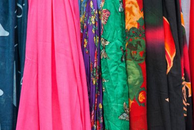 Pazarda satılık çok renkli eşarplar var. 