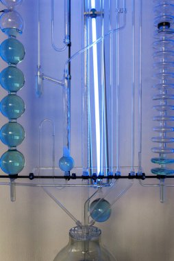 Üzerinde mavi sıvı bulunan boş laboratuvar camı.. 