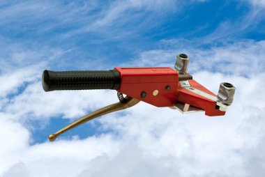 Bulutlu bir arkaplanı olan kırmızı plastik bir uçağın yakın çekimi. 