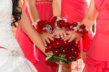 Nikah yüzüğünü çiçeklerle kapat. gelin ve damat 