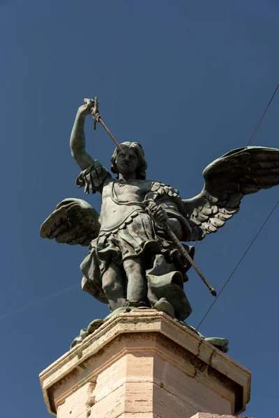 Künstlerisches Denkmal Stein Und Bronze Das Eine Statue Darstellt — Stockfoto