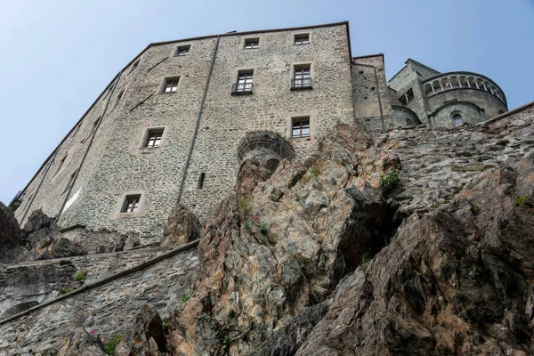 San Michele della Chiusa Manastırı (ayrıca Sagra di San Michele olarak da bilinir), Val di Susa 'nın girişinde Pirchiriano Dağı' nın zirvesinde bulunan bir mimari komplekstir.