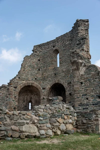 San Michele della Chiusa Manastırı (ayrıca Sagra di San Michele olarak da bilinir), Val di Susa 'nın girişinde Pirchiriano Dağı' nın zirvesinde bulunan bir mimari komplekstir.