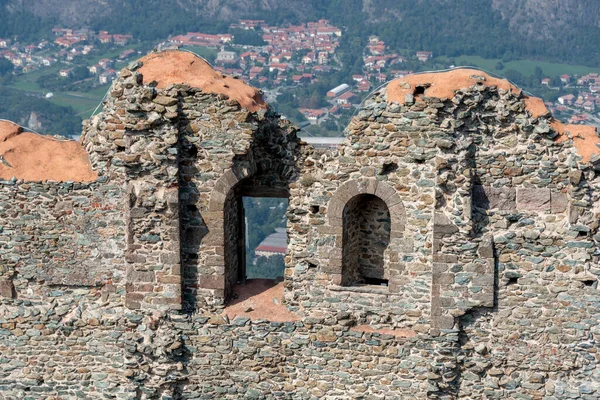 San Michele della Chiusa Manastırı (ayrıca Sagra di San Michele olarak da bilinir), Val di Susa 'nın girişinde Pirchiriano Dağı' nın zirvesinde bulunan bir mimari komplekstir.