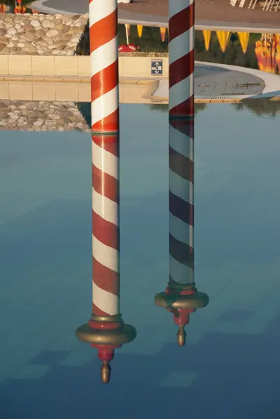 Bahçedeki güzel renkli ve modern soyut tasarım. 