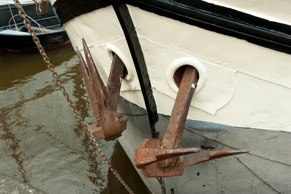 在划船时 锚是一种重物 用来将船或飞机固定在水体底部的某一点上 — 图库照片
