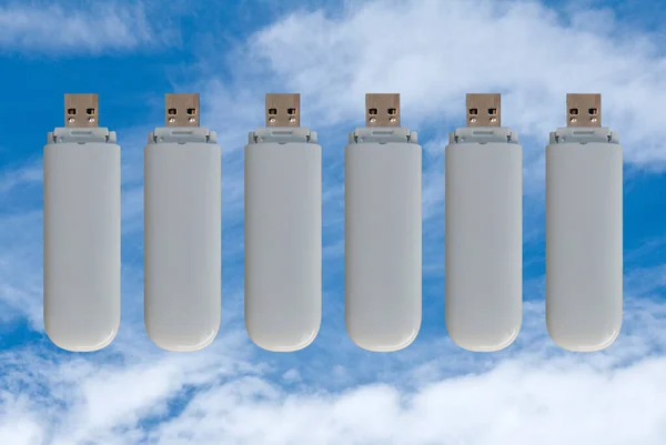 USB anahtarı, USB portu üzerinden bilgisayara bağlanan taşınabilir bir kitle depolama aygıtıdır.