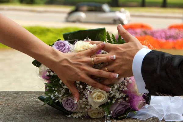 Vigselringar Händerna Nygifta — Stockfoto