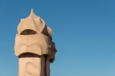 Parktaki bir adamın heykeli. 